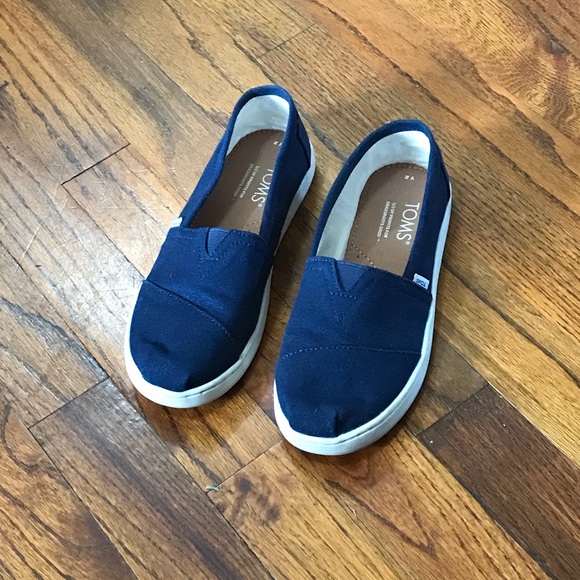 TOMS Fashion Sneaker Athletic Casual Slip on Shoes 
Navy Blue 
Size 2
No Shoebox - Picture 2 of 16